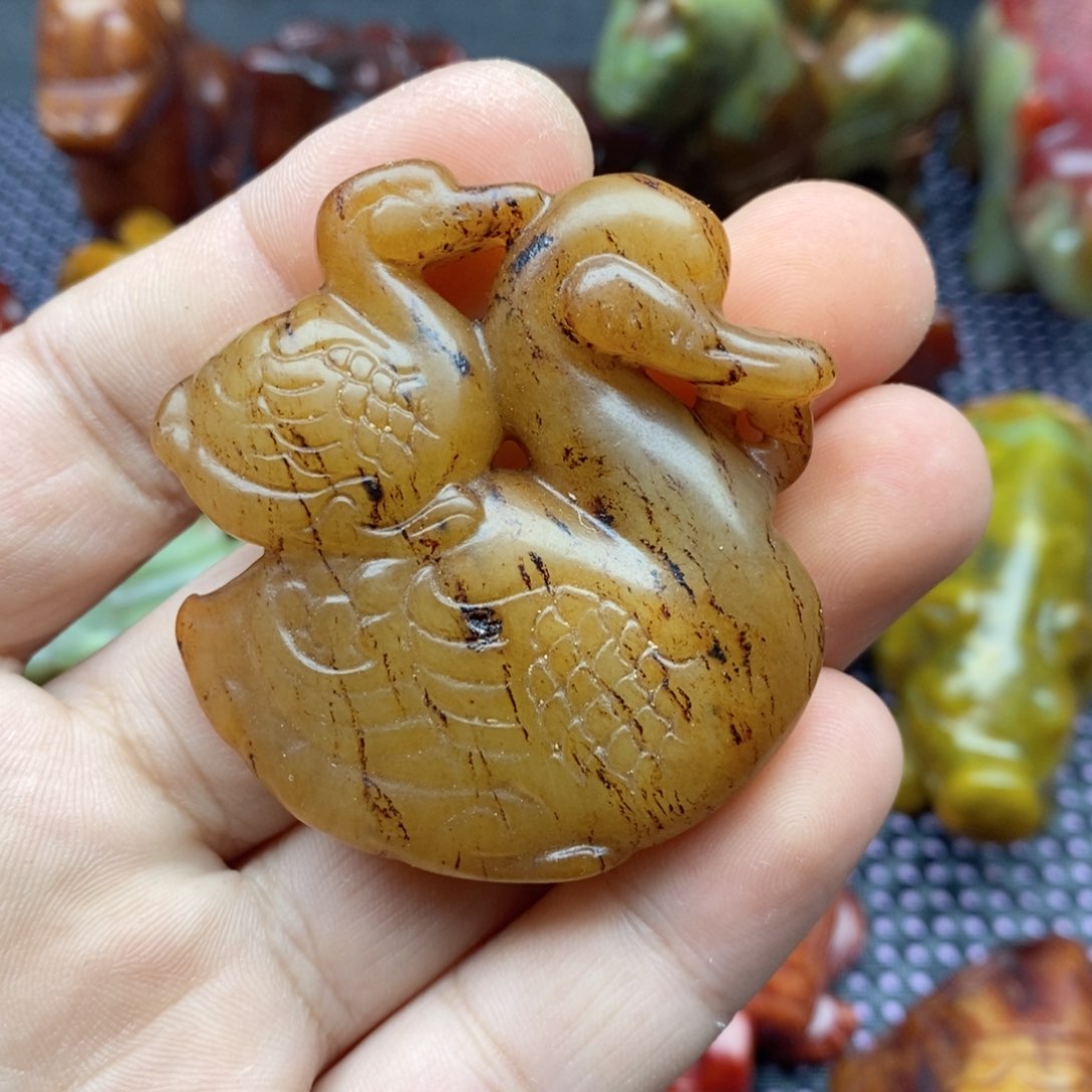 蛇纹石玉颈饰未镶嵌