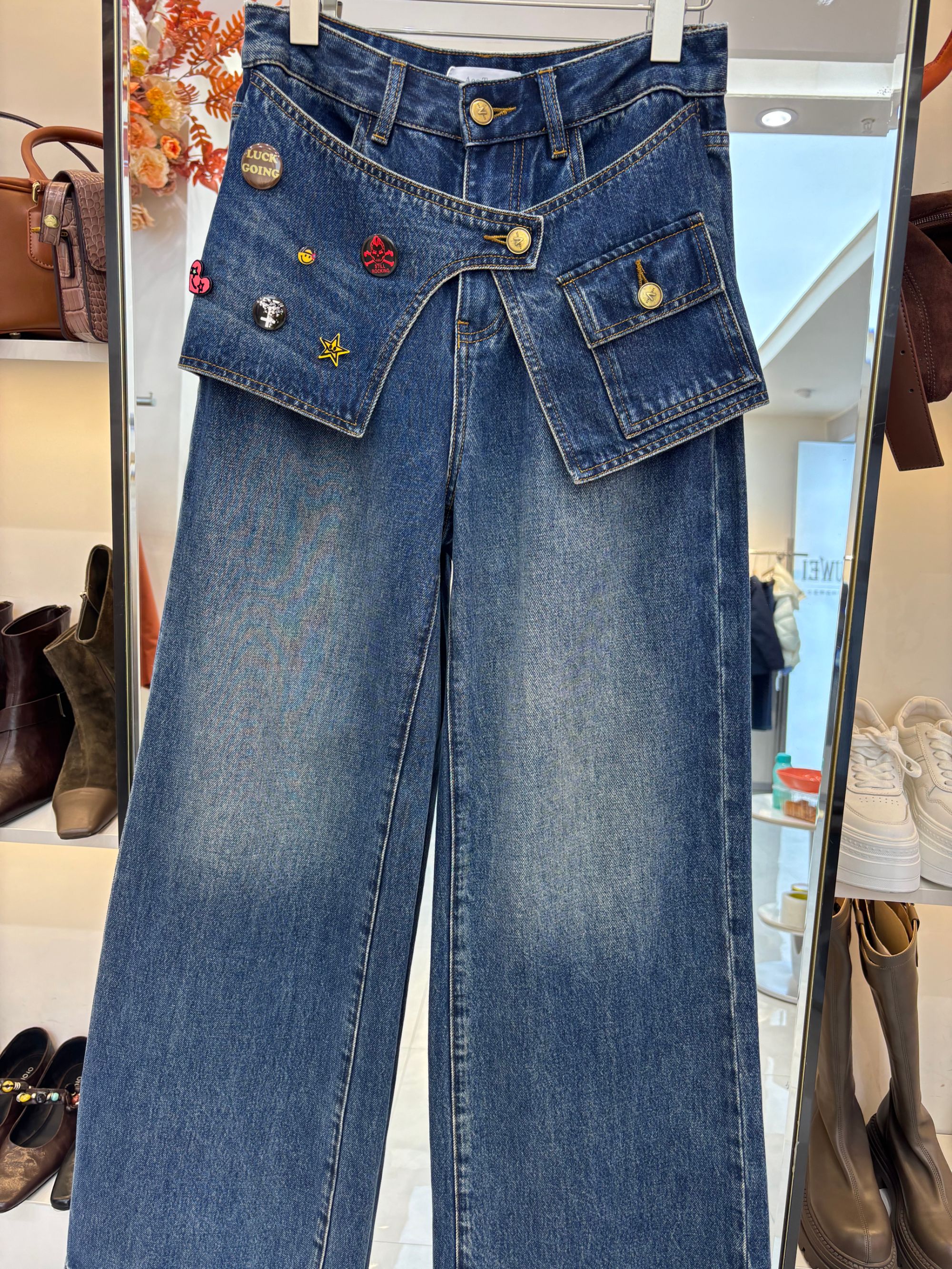 欧货徽章屁帘直筒裤