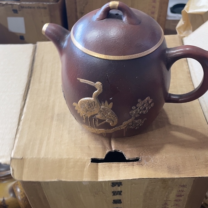 听***影紫砂茶壶矿泥料手工制作的一把紫砂壶。