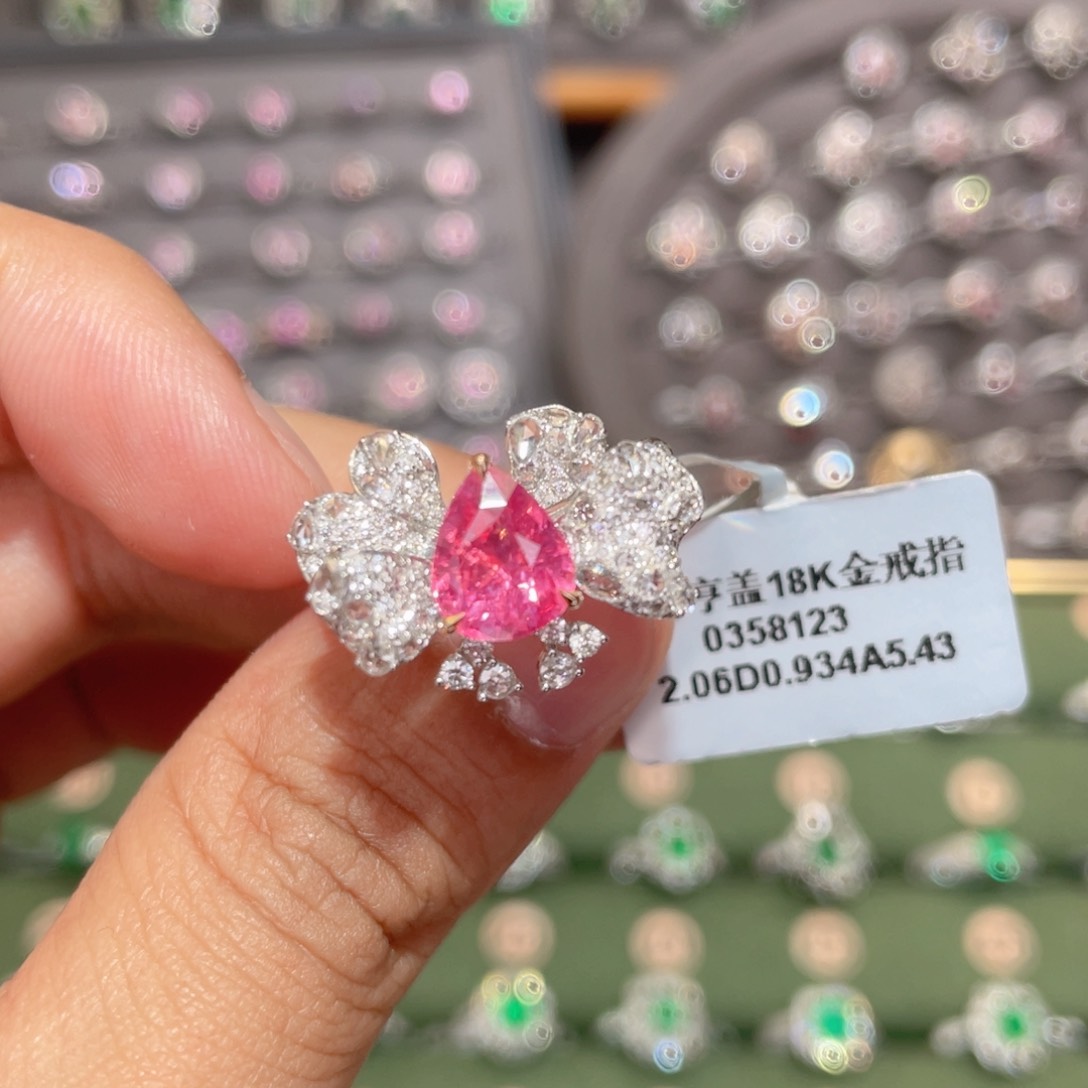 尖晶石戒指18K金镶嵌2.06ct 马亨盖