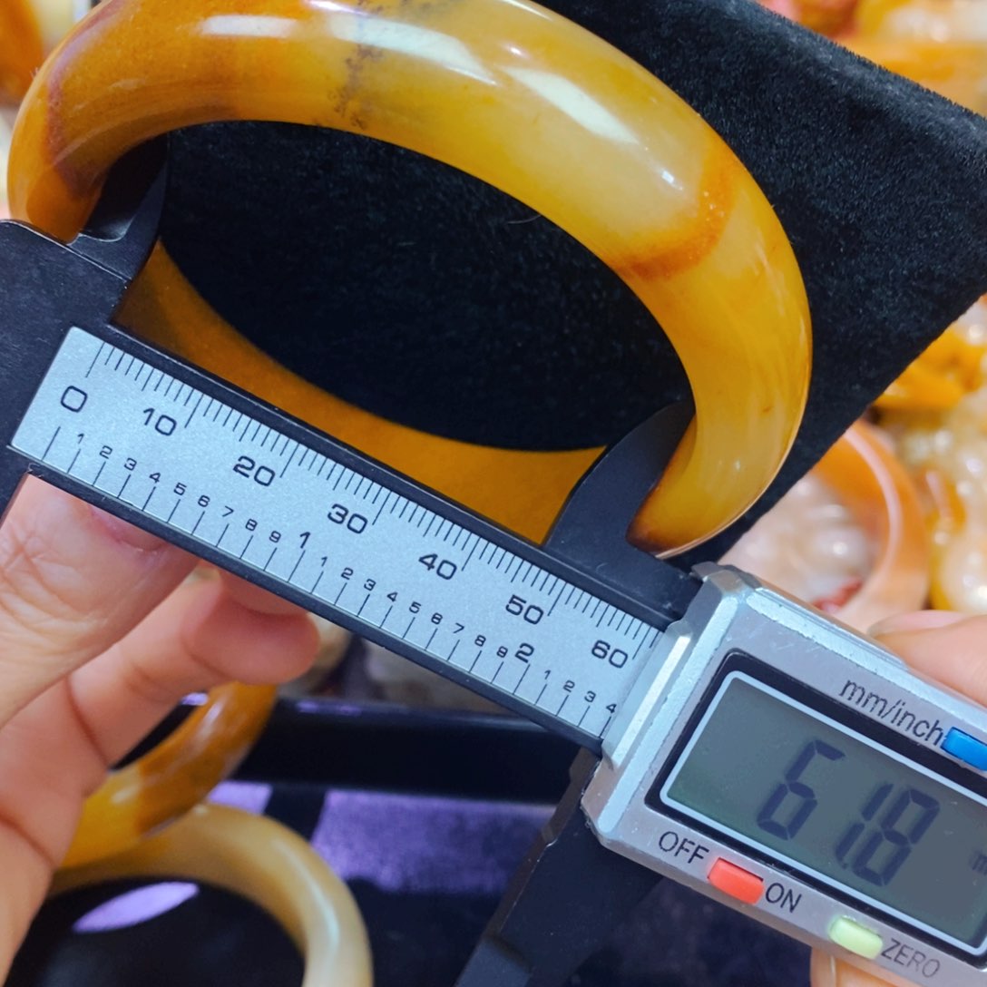 未镶嵌石英质玉（黄龙玉）手链