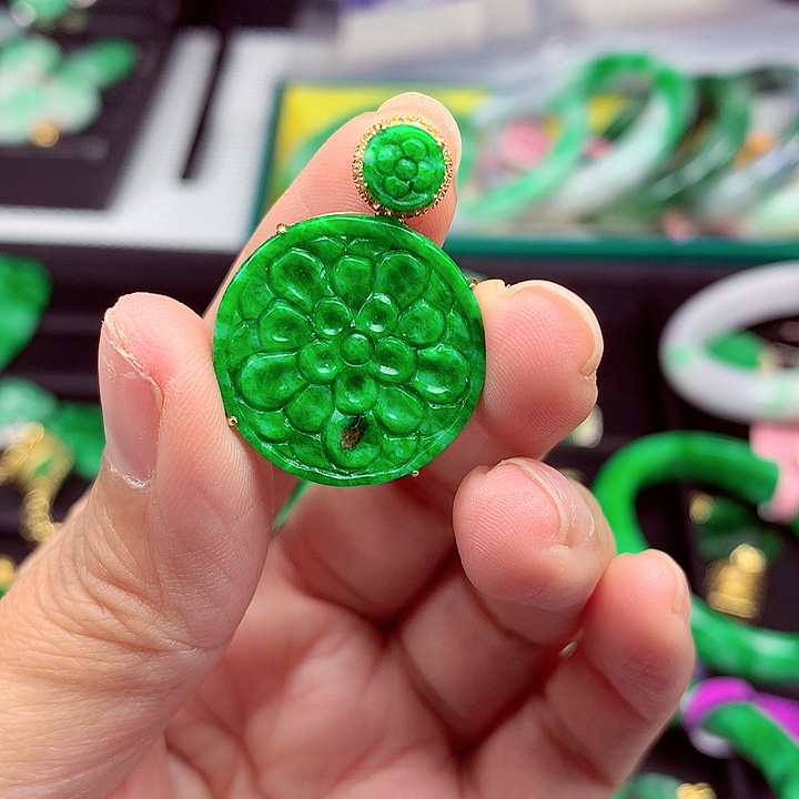 翡翠颈饰18K金镶嵌翡翠