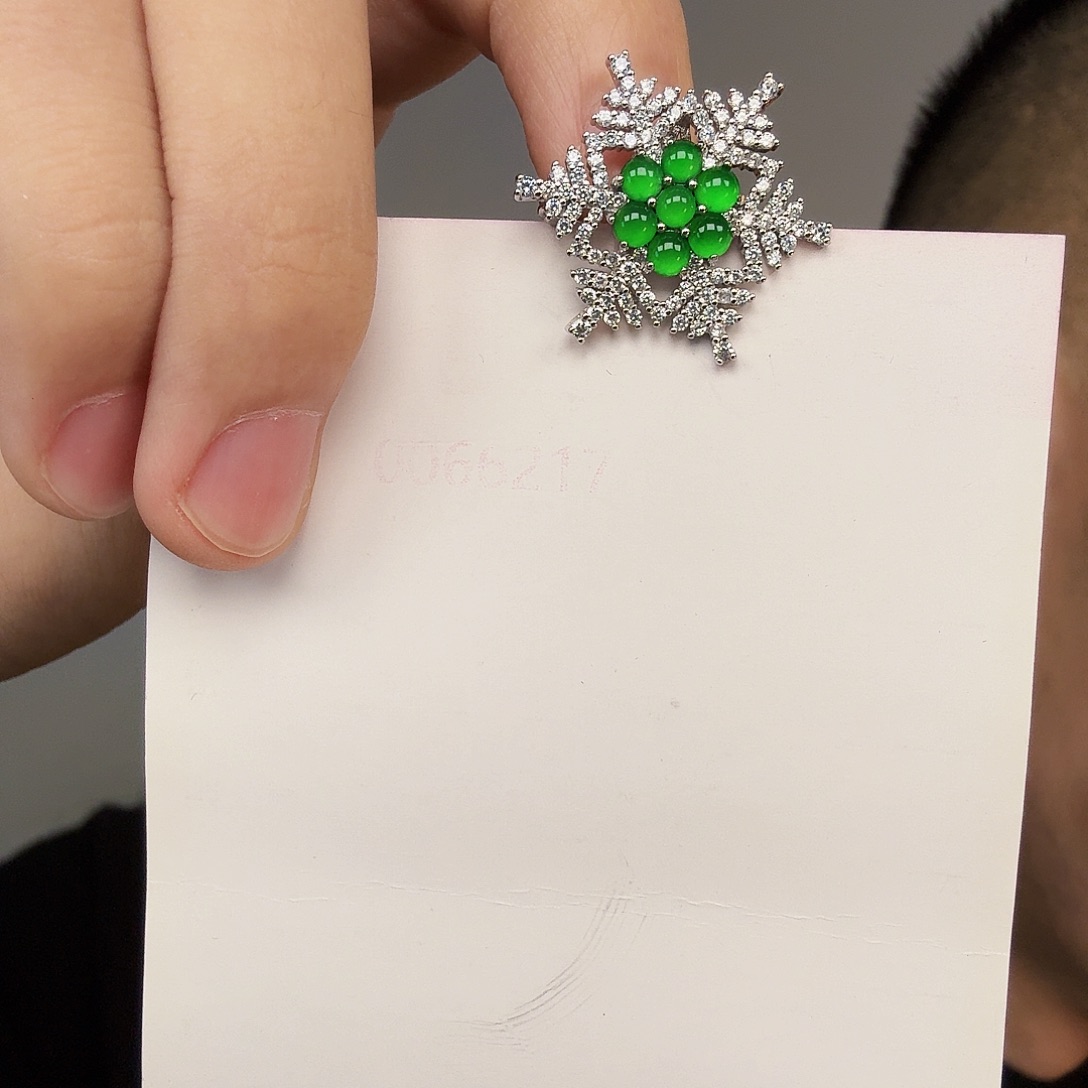 翡翠未镶嵌颈饰一件