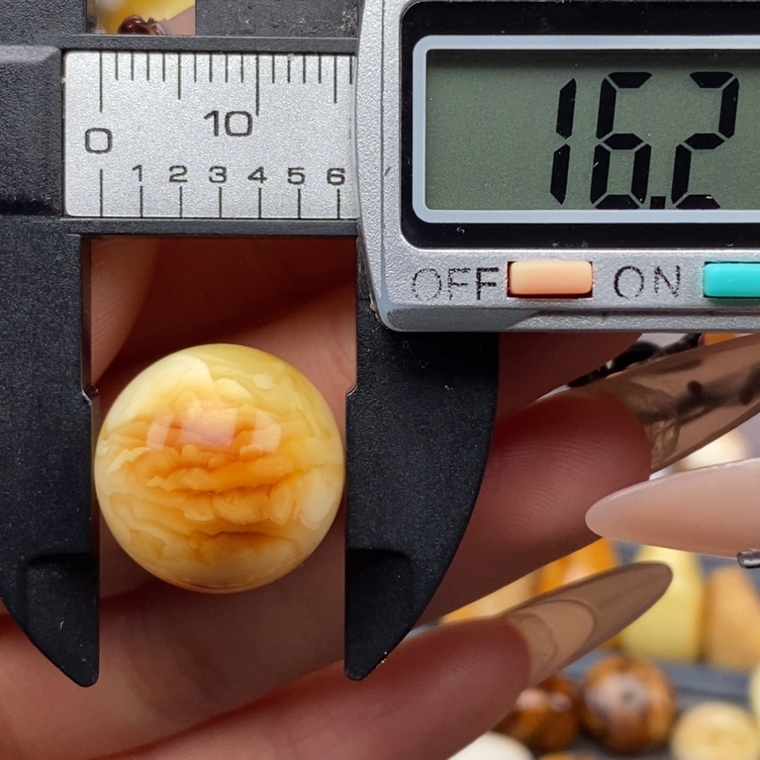 裸石琥珀未镶嵌圆珠