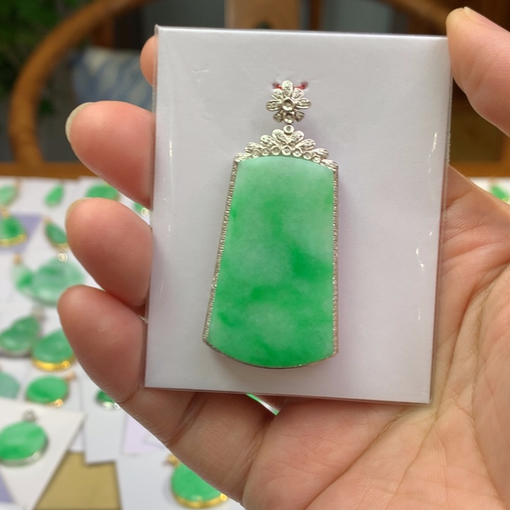 翡翠颈饰18K金镶嵌翡翠翡翠吊坠