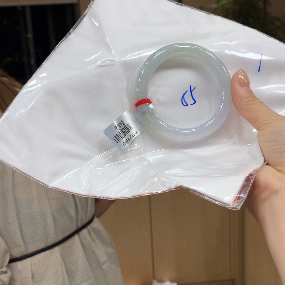 翡翠手镯未镶嵌不退不换