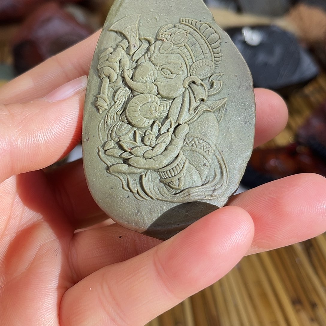 新疆原石雕刻手把件