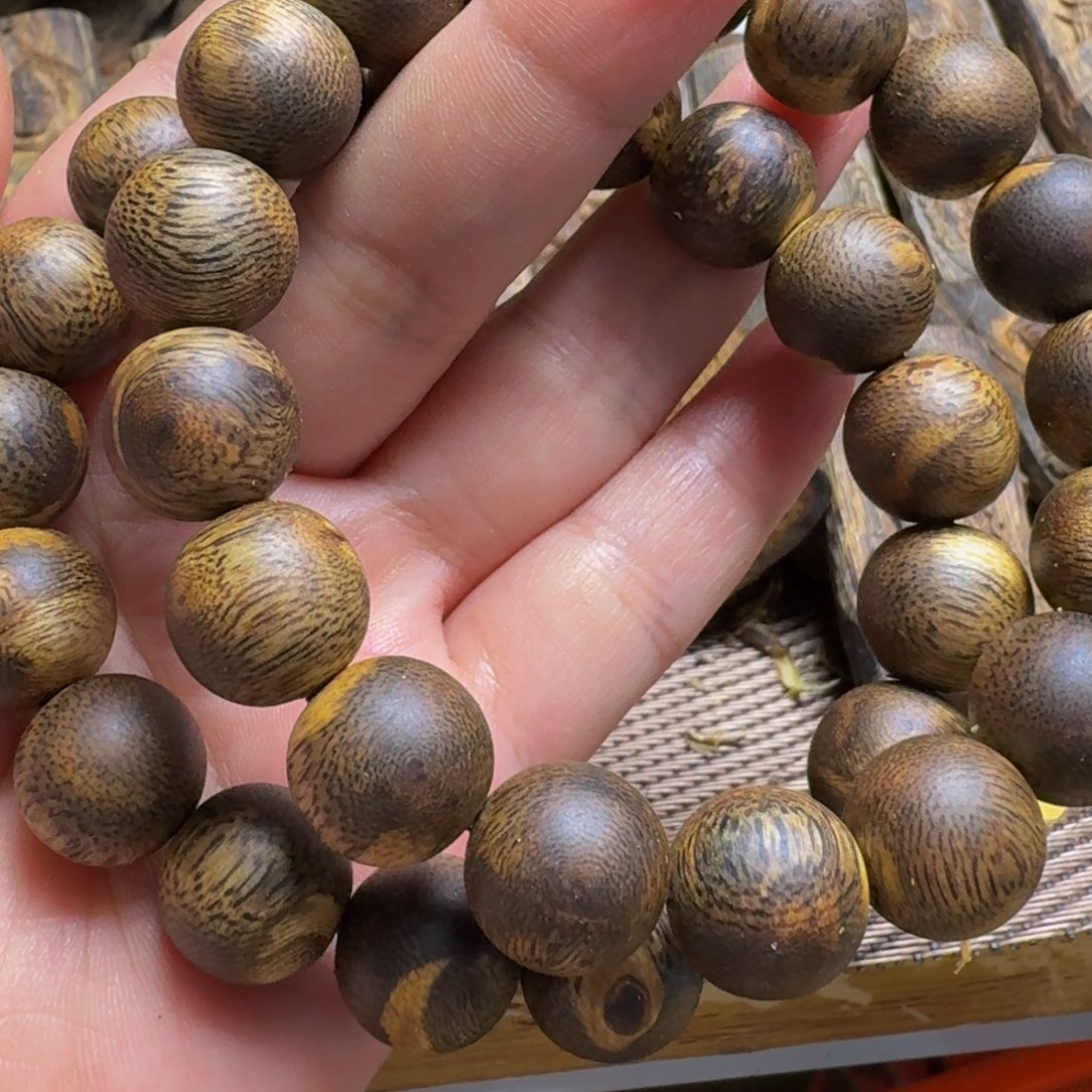 沉香手串白棋卡1.3圆珠16克