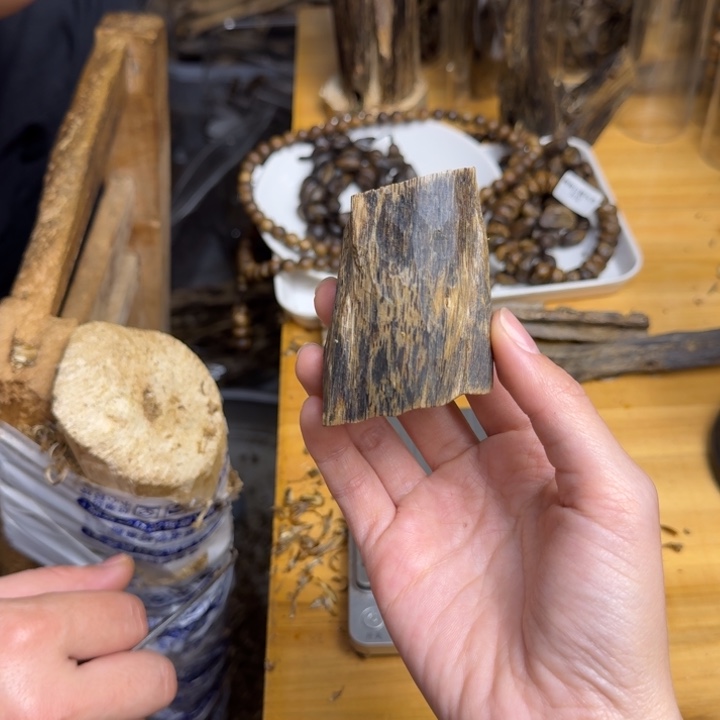 沉香沉香碎屑蓝宝石块料30克