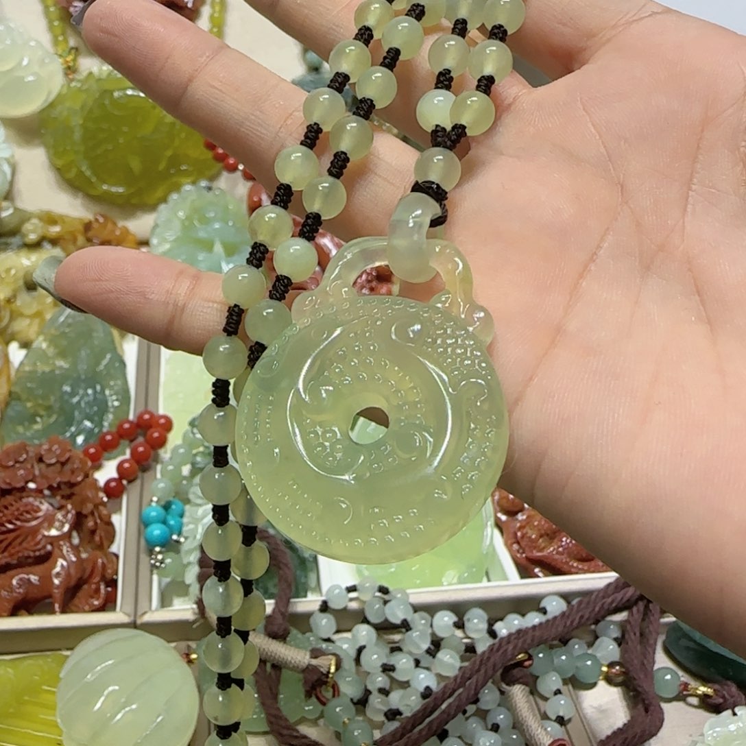 未镶嵌蛇纹石玉吊坠