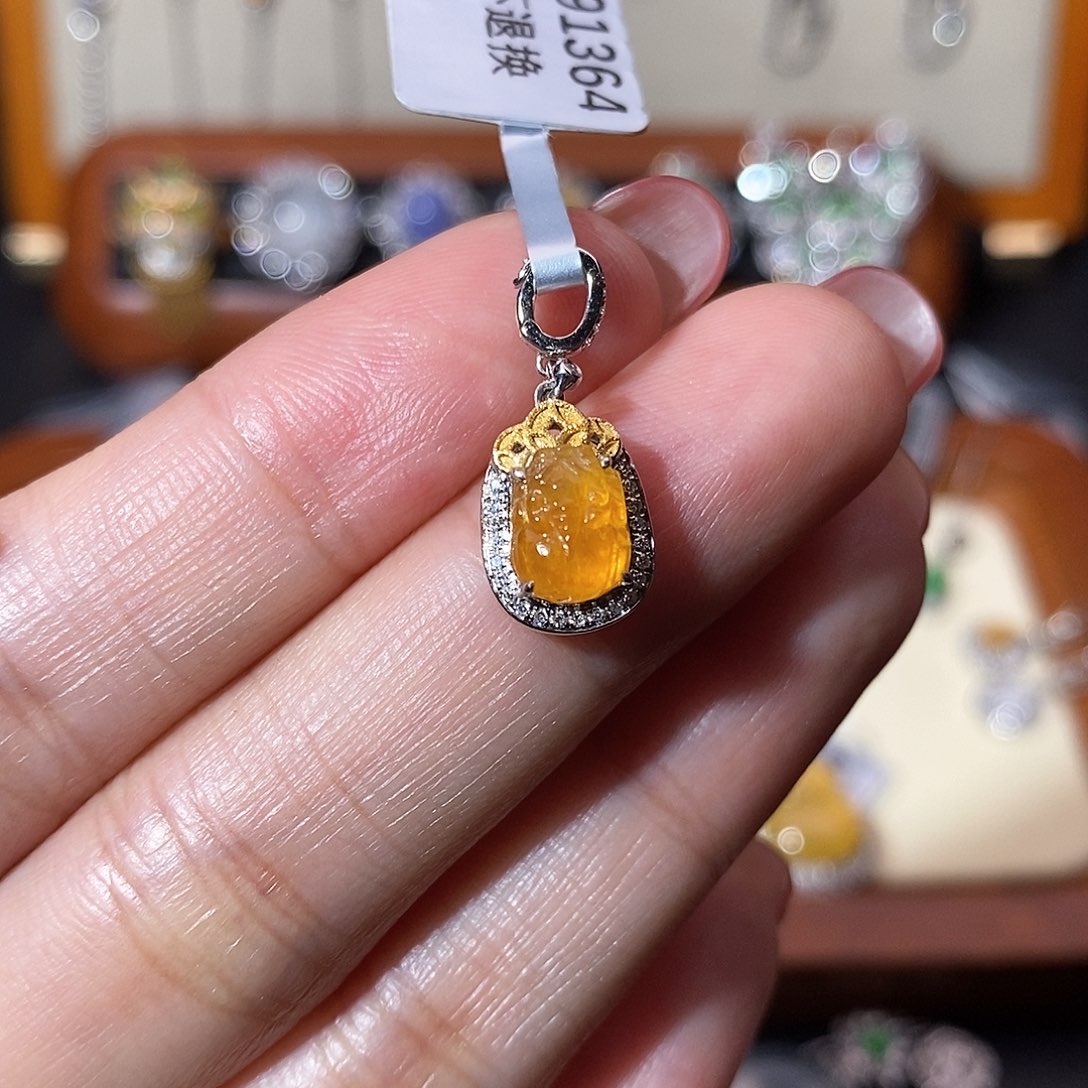 翡翠吊坠(不含链)18K金镶嵌貔貅滴溜