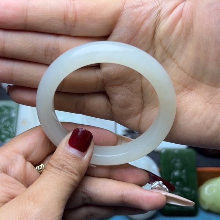 周***L和田玉未镶嵌颈饰