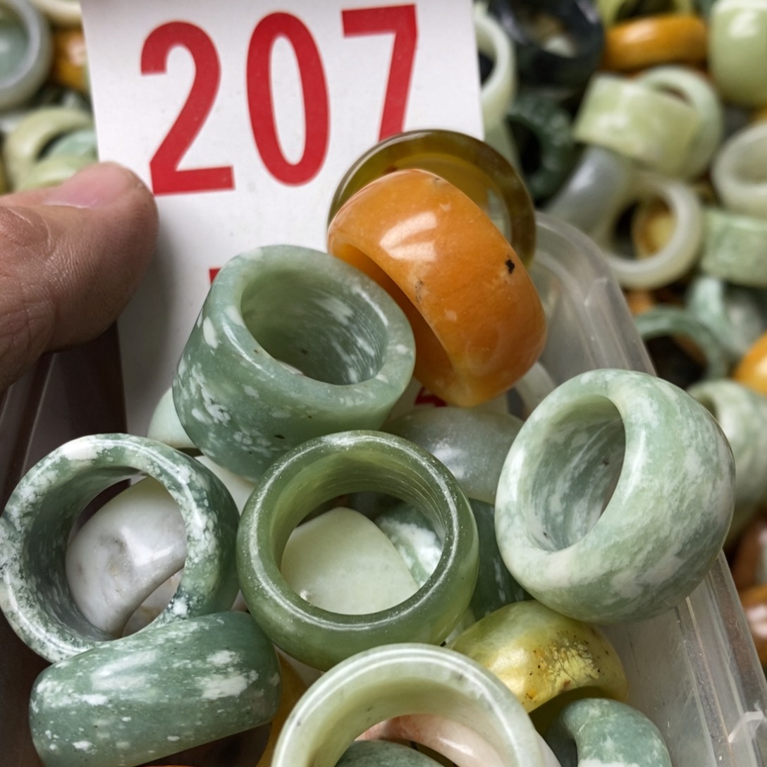 蛇纹石玉挂坠未镶嵌