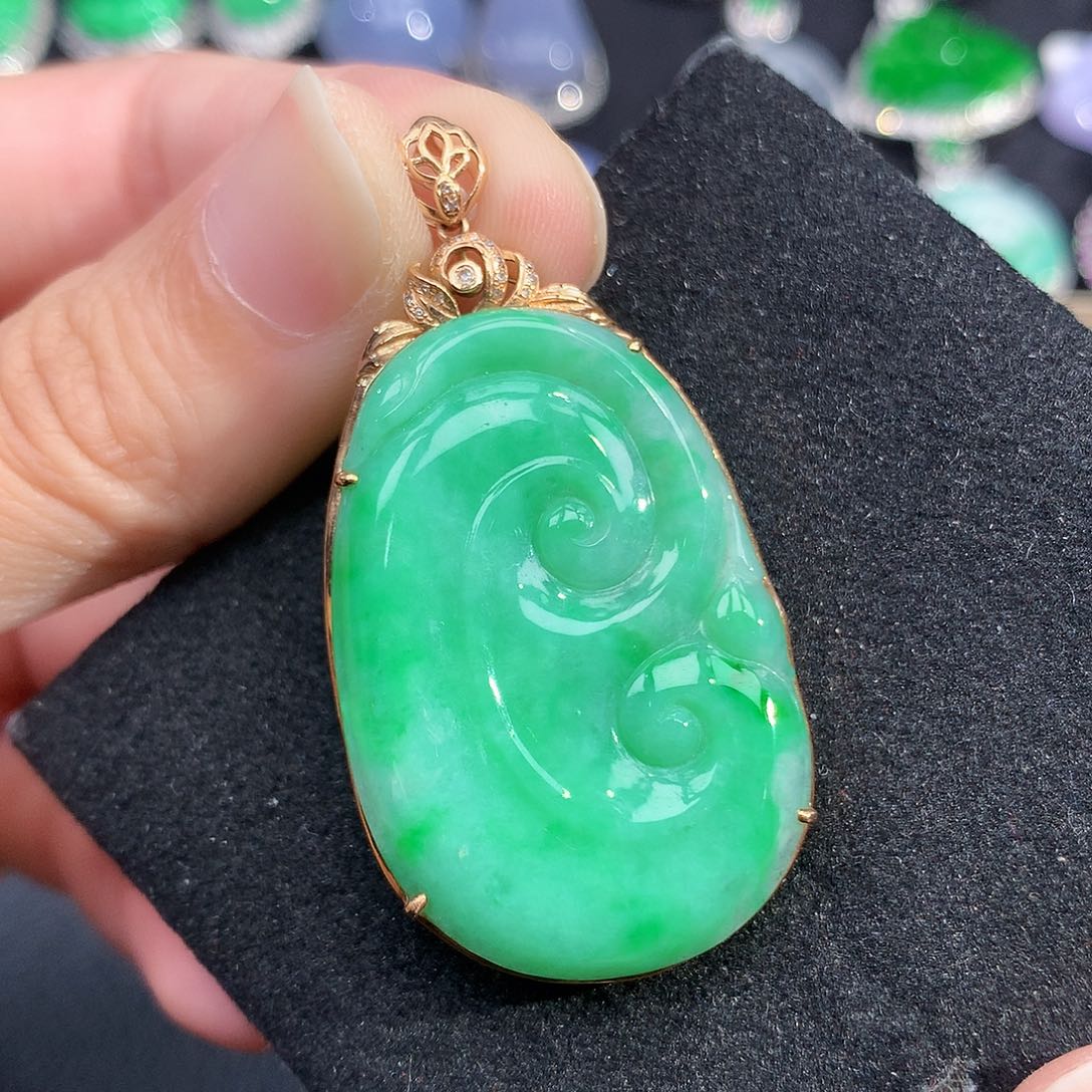 颈饰18K金镶嵌翡翠