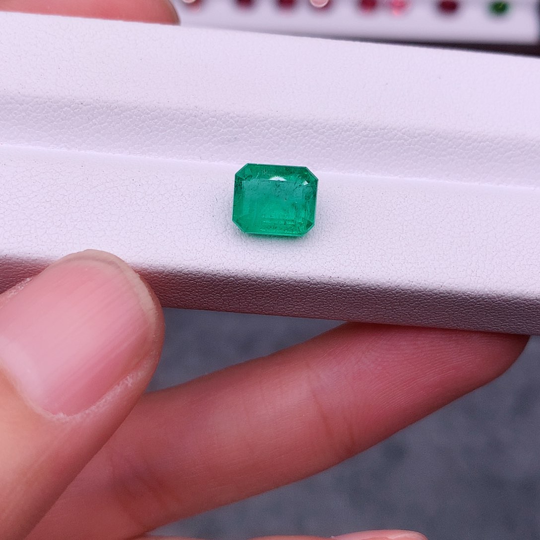 祖母绿裸石未镶嵌