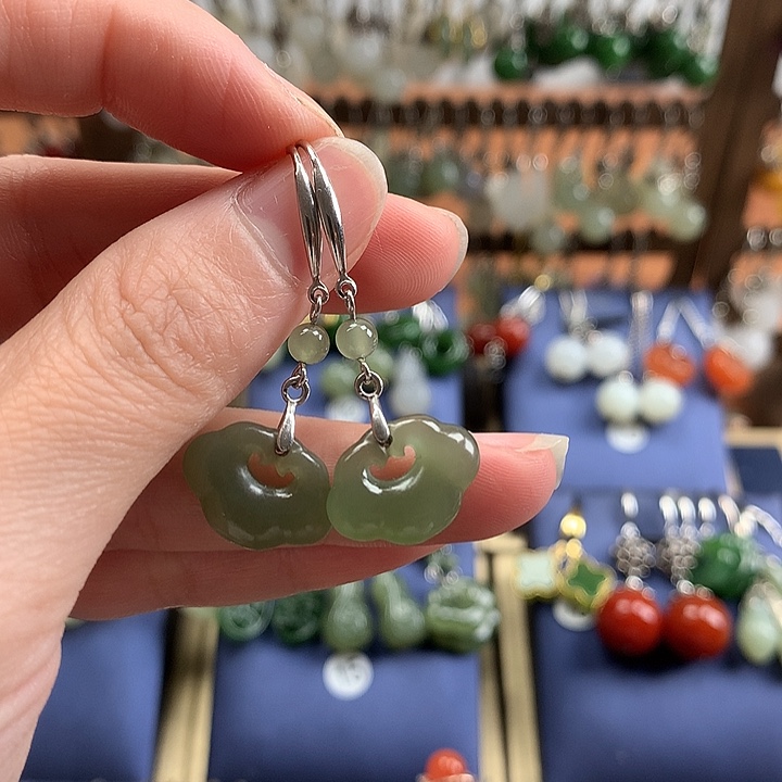 和田玉银S925镶嵌耳饰如意锁晴水绿