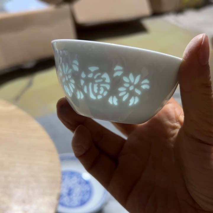 陶瓷隐青釉雕刻福字小茶杯