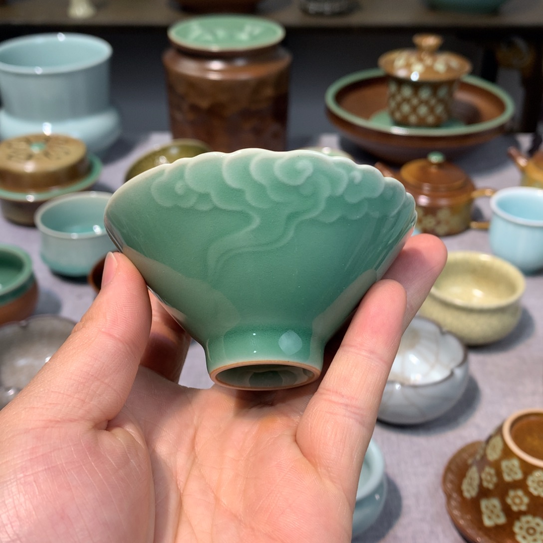 龙泉青瓷祥云斗笠杯