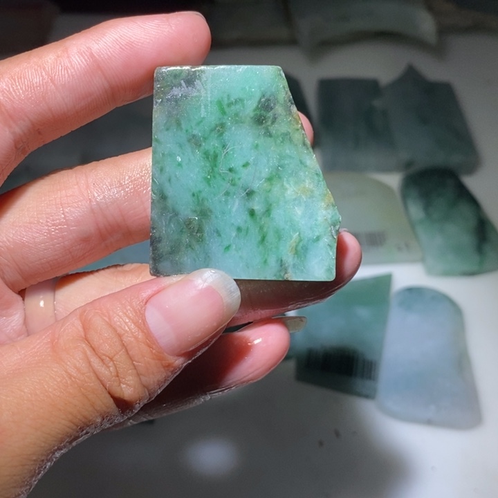 翡翠颈饰未镶嵌翡翠