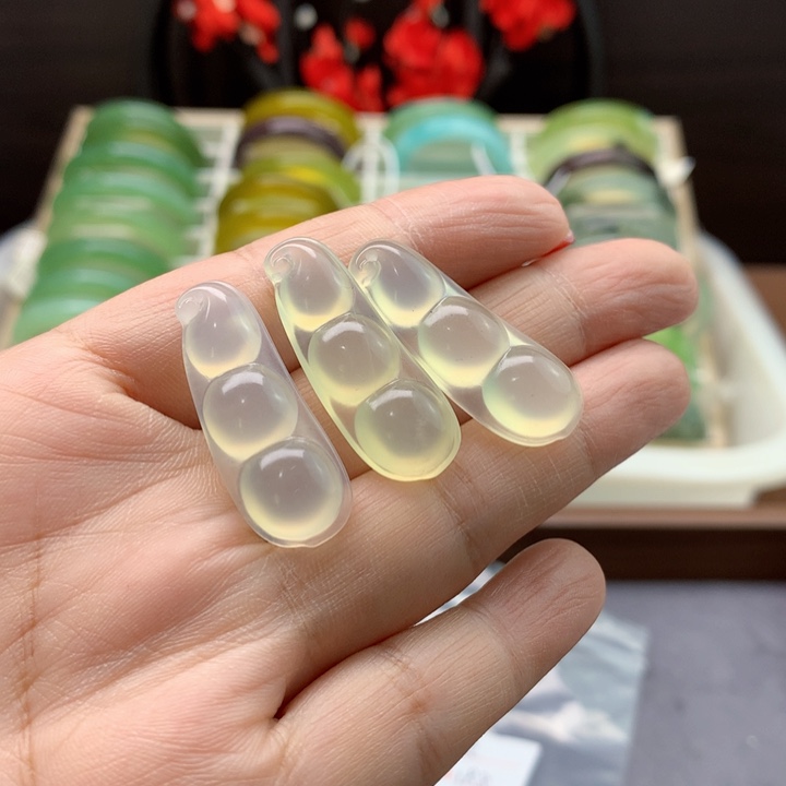 蛇纹石玉颈饰合金随机发一个