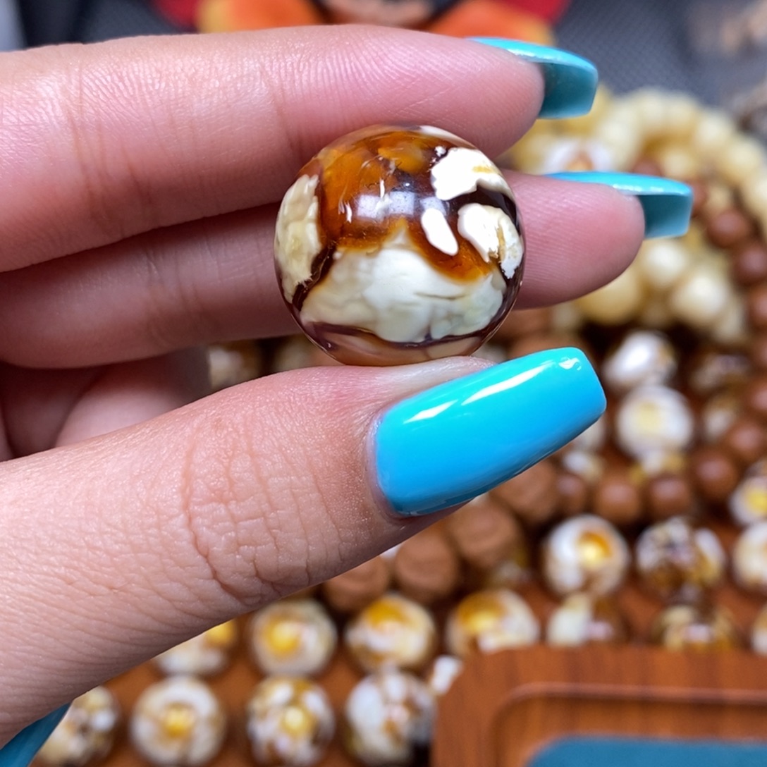 沁色蜜蜡未镶嵌圆珠