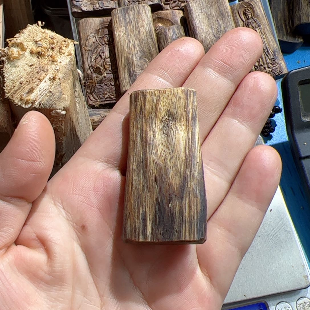 沉香吊坠红棋素牌9.2克