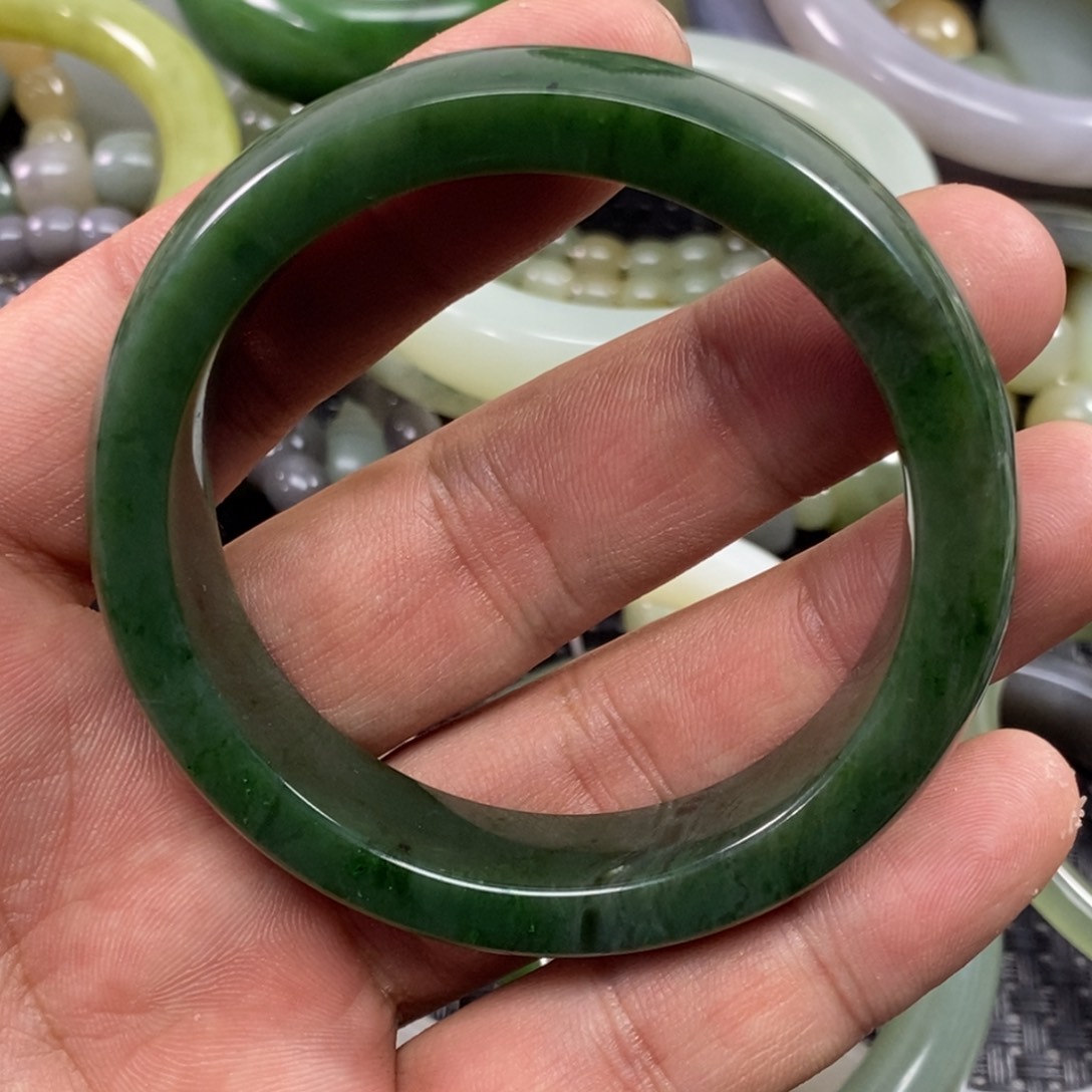 和田玉手镯未镶嵌静**放