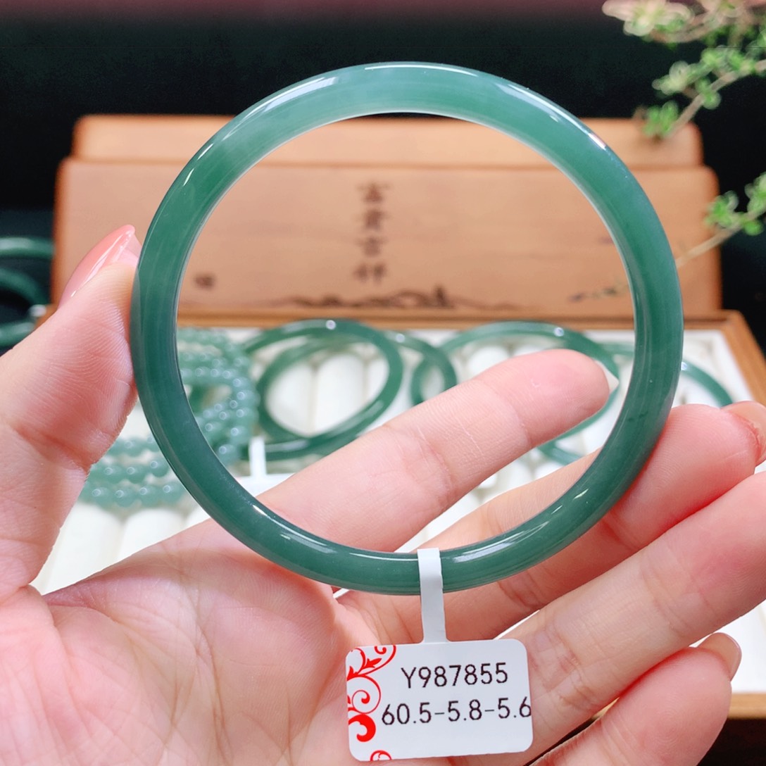 翡翠手镯未镶嵌天然