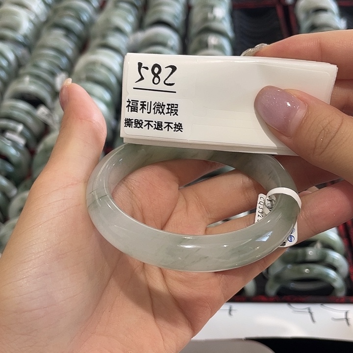 未镶嵌手镯石英岩玉