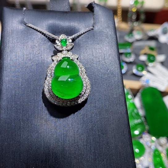 翡翠未镶嵌颈饰吊坠