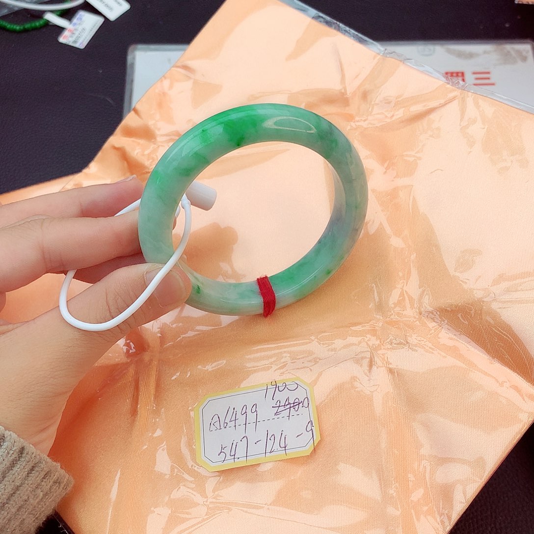 翡翠手镯未镶嵌翡翠