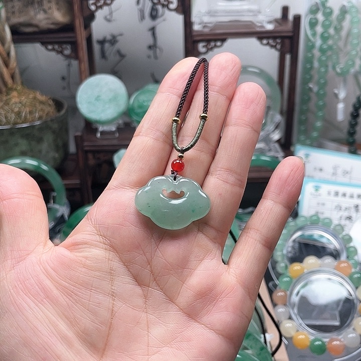 颈饰未镶嵌石英质玉