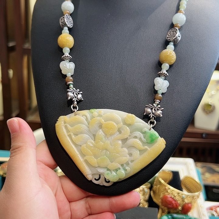 翡翠颈饰未镶嵌古风