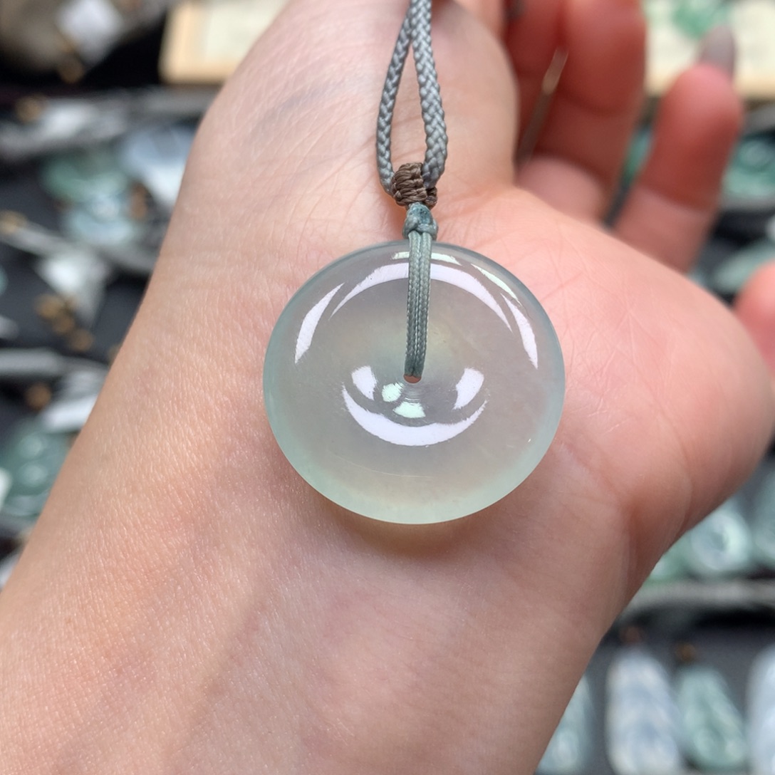 翡翠颈饰未镶嵌扣子