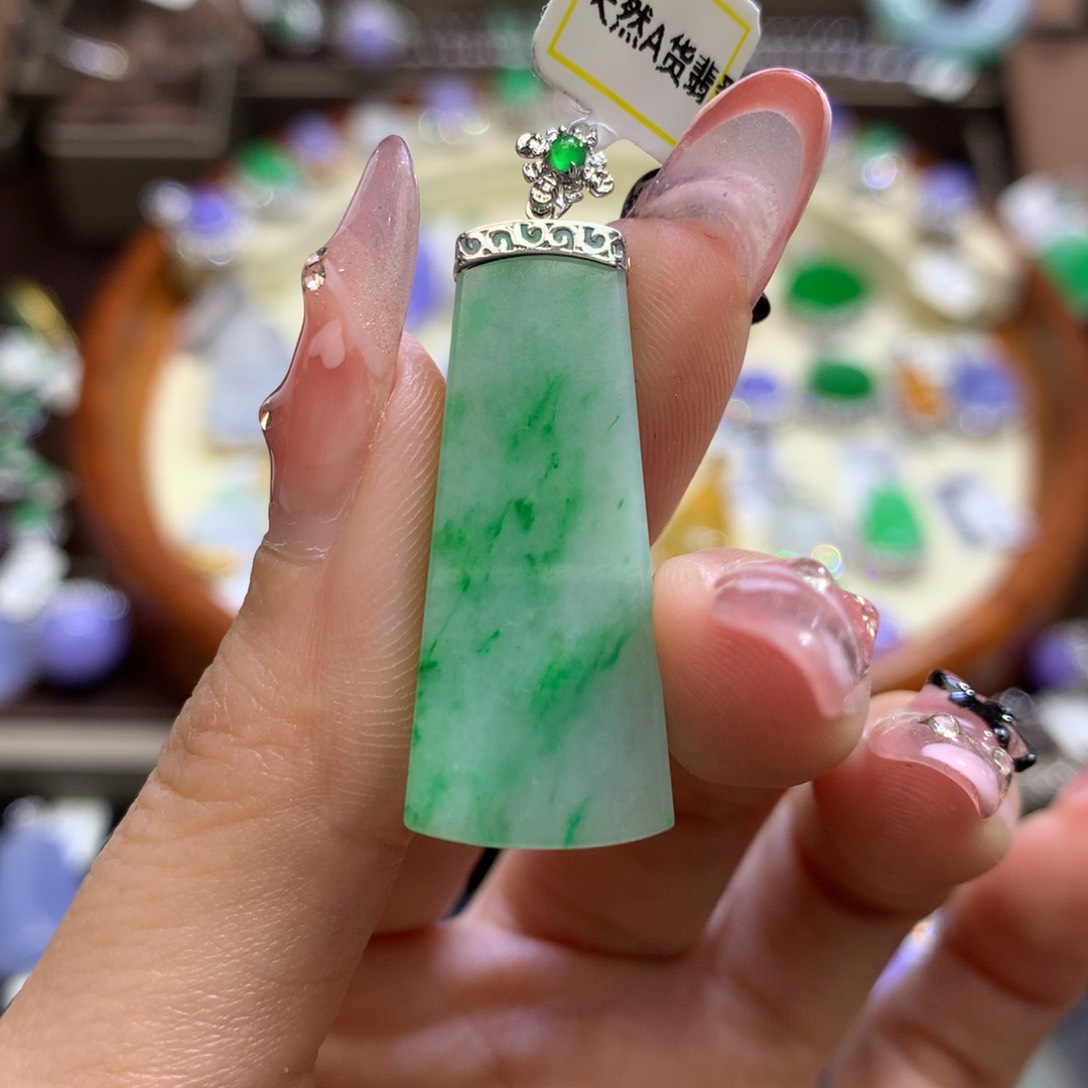 翡翠颈饰18K金镶嵌翡翠