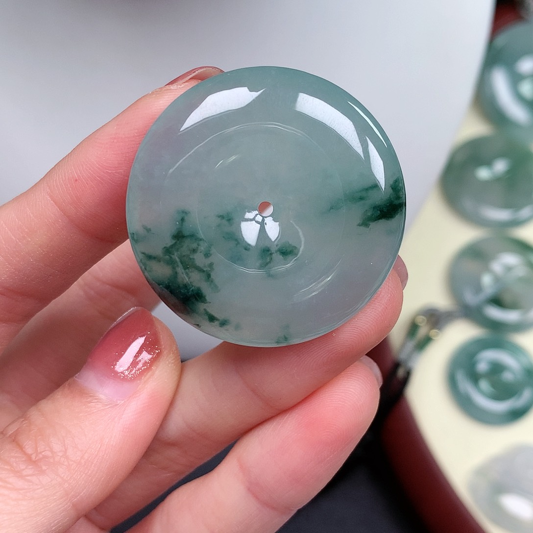 翡翠颈饰未镶嵌平安扣