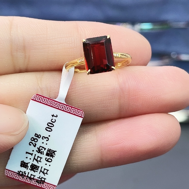 石榴石戒指18K金镶嵌3克拉