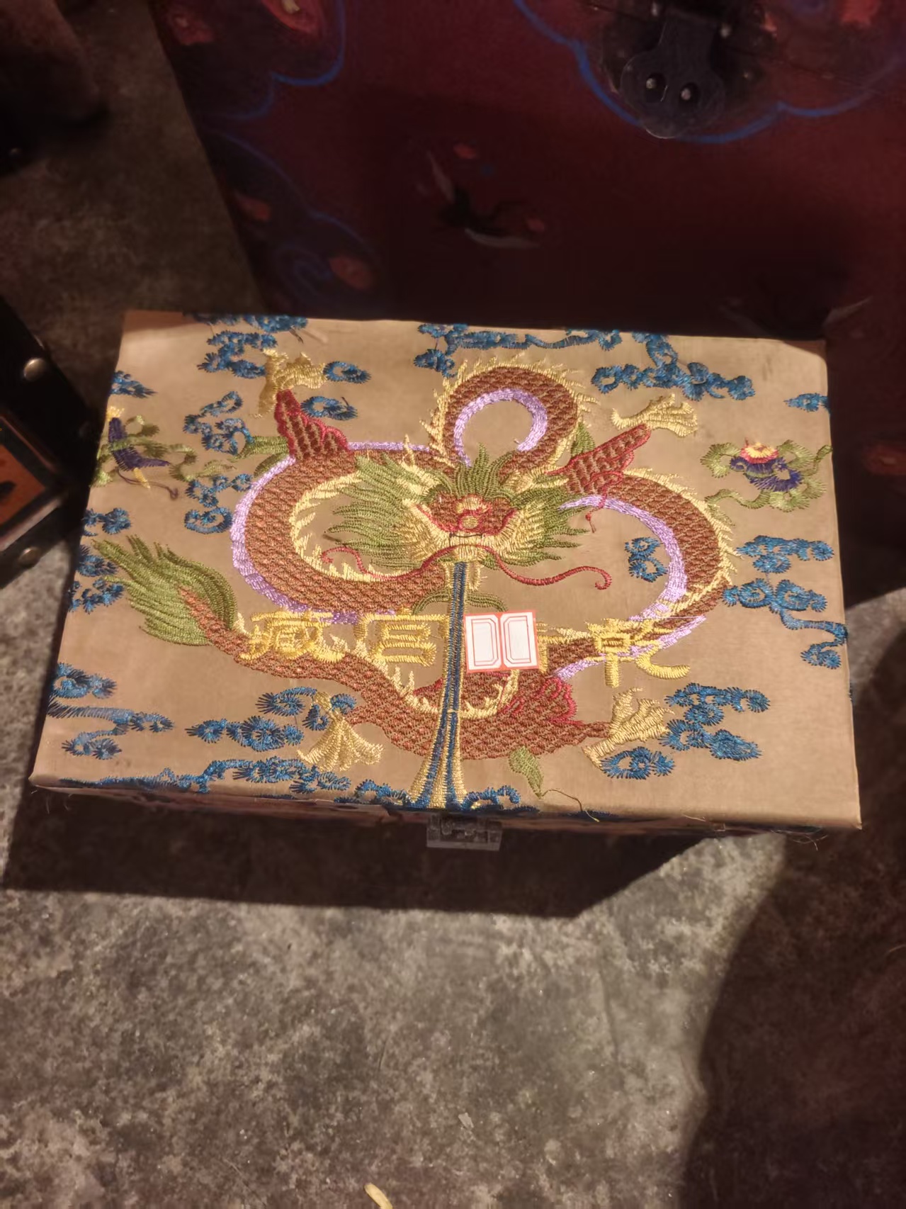 摆件精品摆件箱子 刺 绣 龙吸水 开