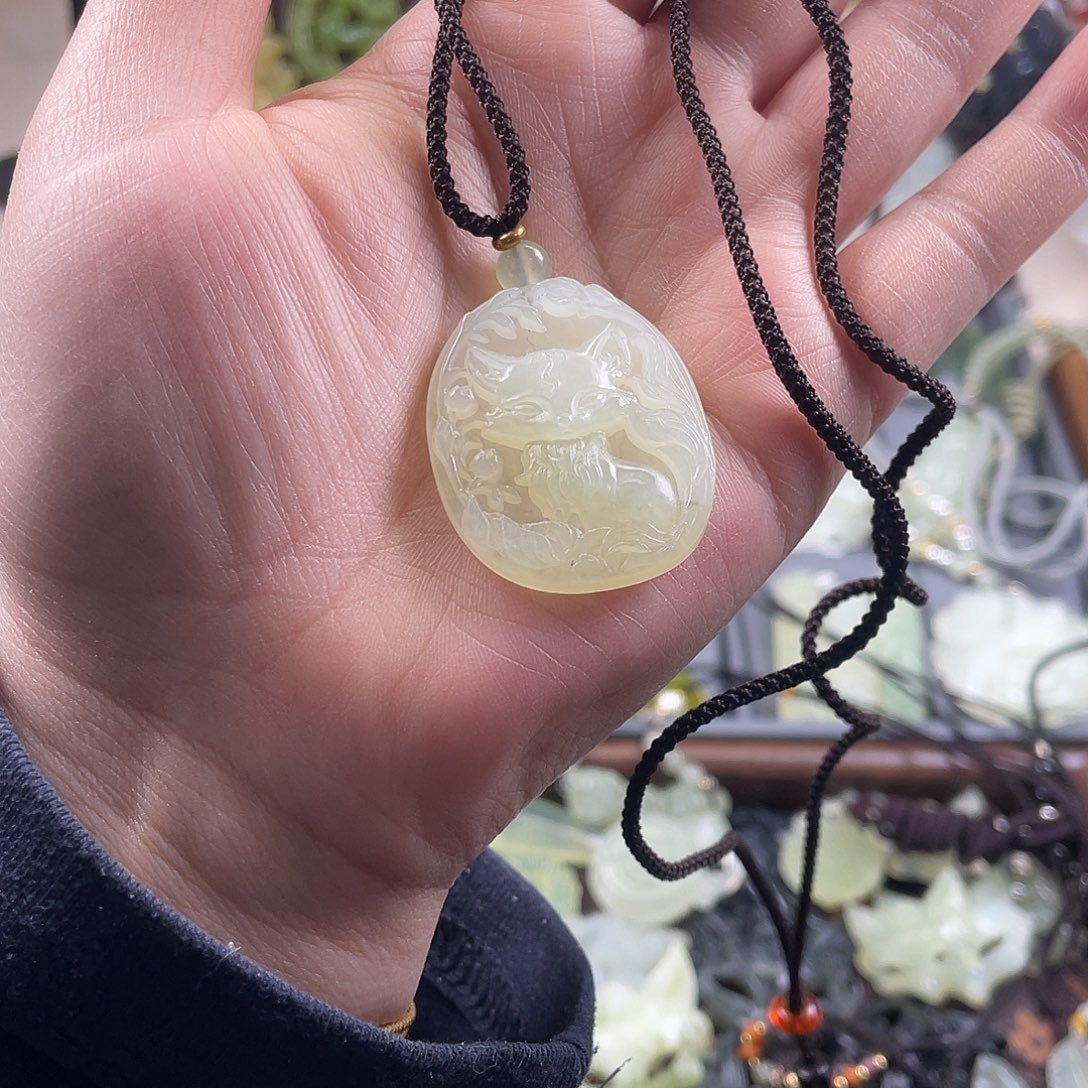 岫玉未镶嵌吊坠(赠链)