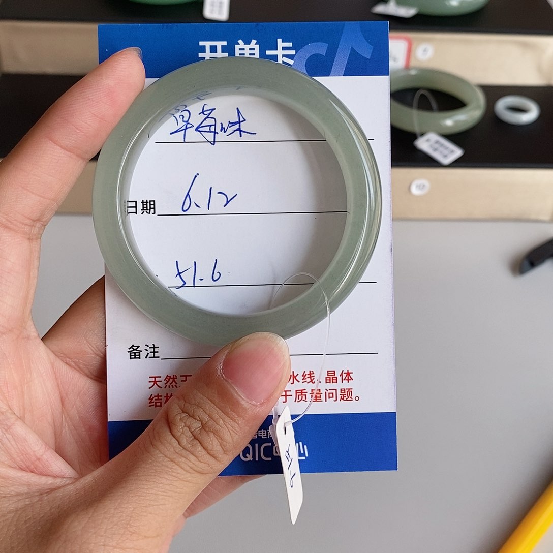 石英质玉手镯未镶嵌?**味