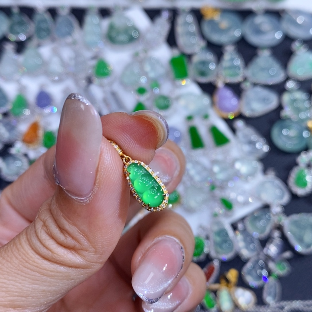 翡翠18K金镶嵌颈饰