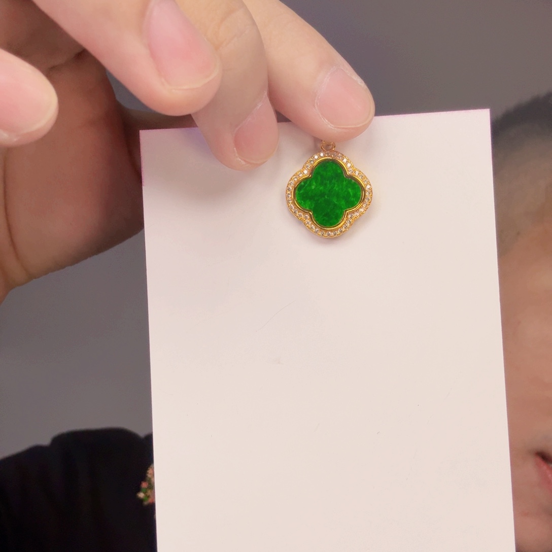 翡翠未镶嵌颈饰一件