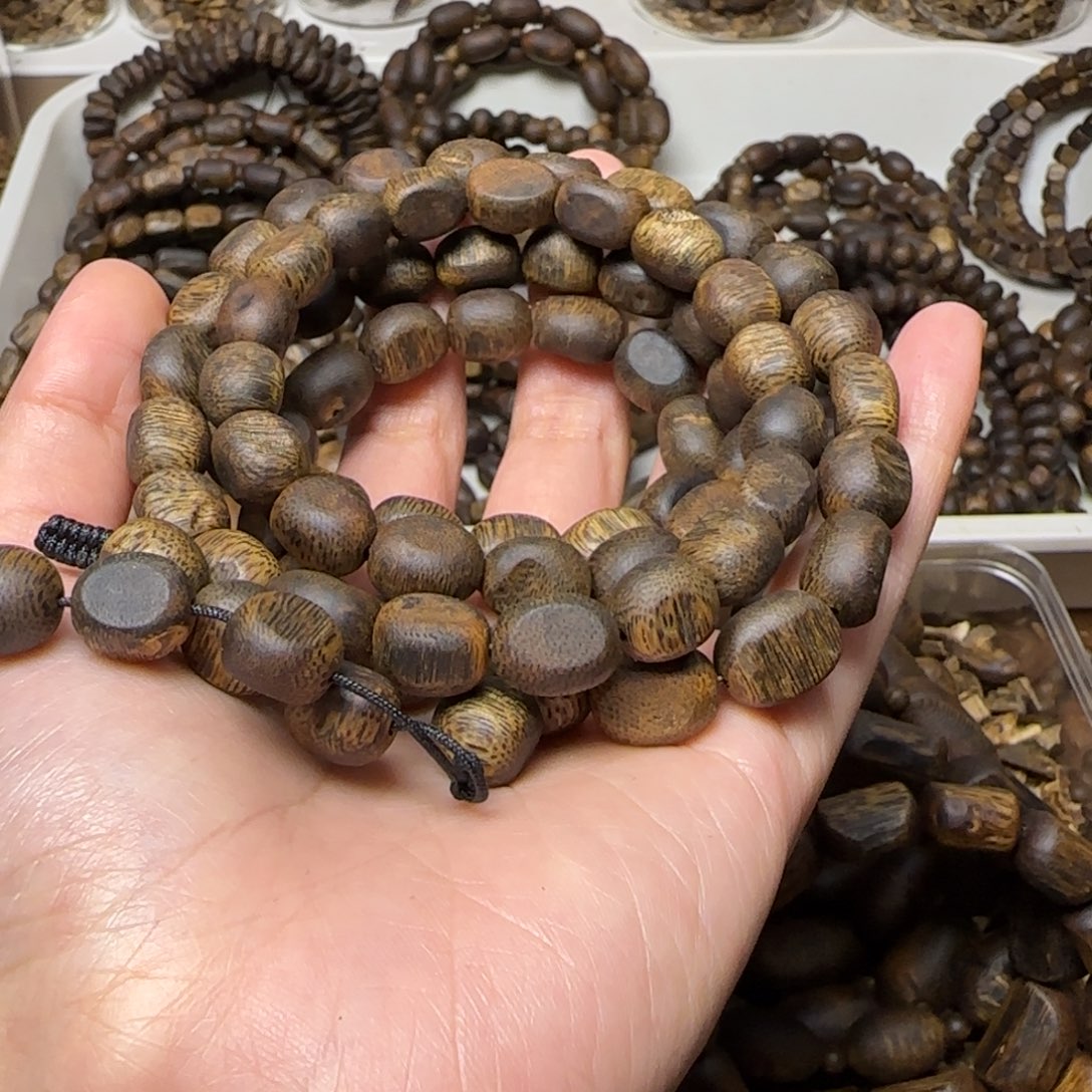 歡***囍手串沉香多圈42克+高油绿奇楠