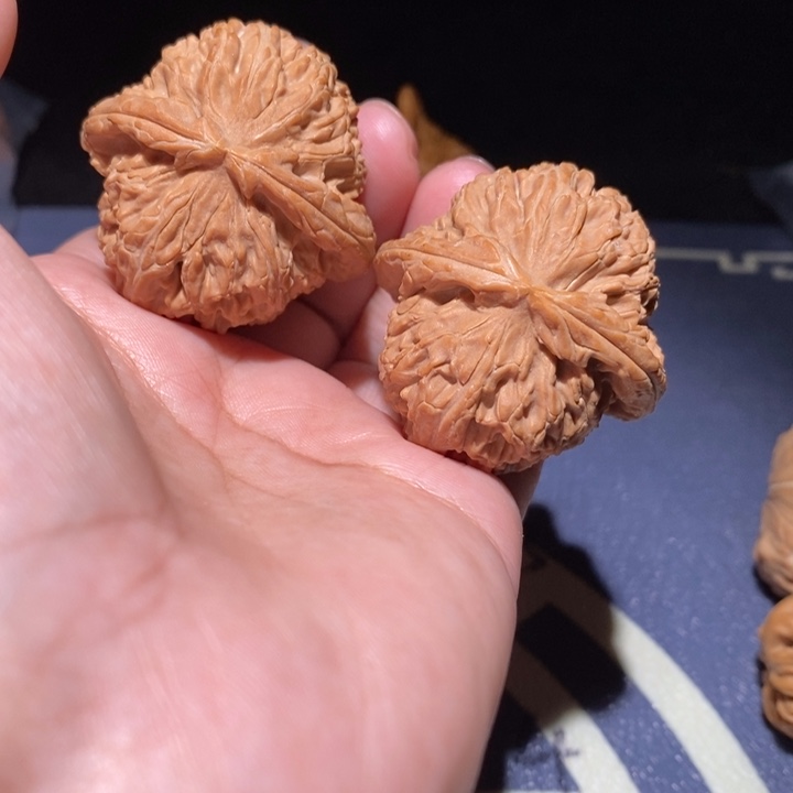 文玩核桃吊坠白狮子