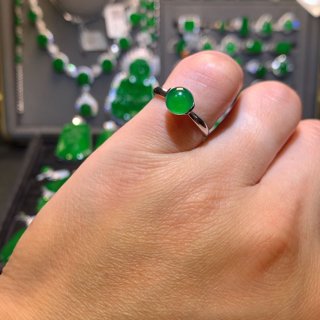 翡翠戒指18K金镶嵌天然翡翠