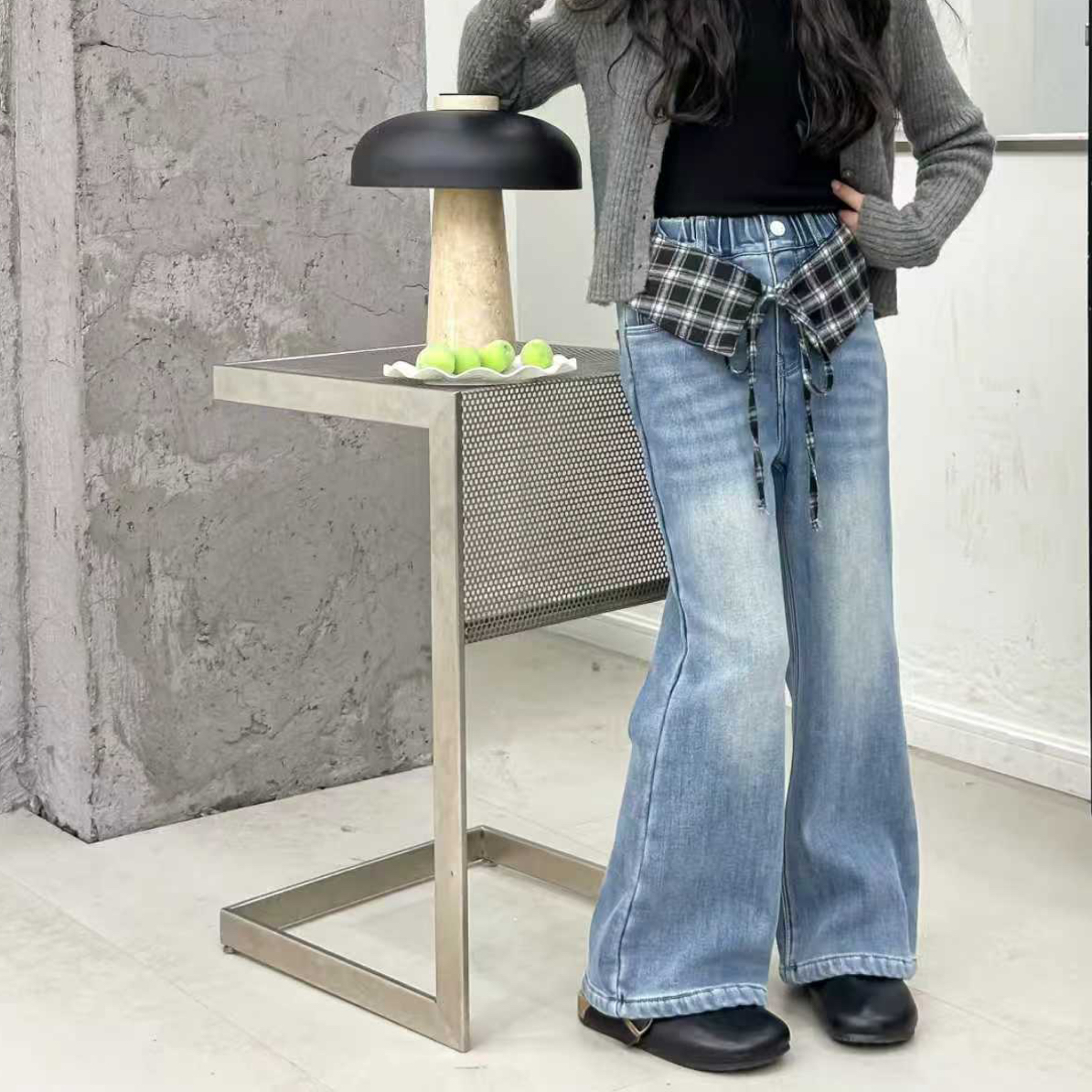 可亲子2025冬季童装女中大童一体绒牛仔裤带屁帘微喇裤浅色牛仔