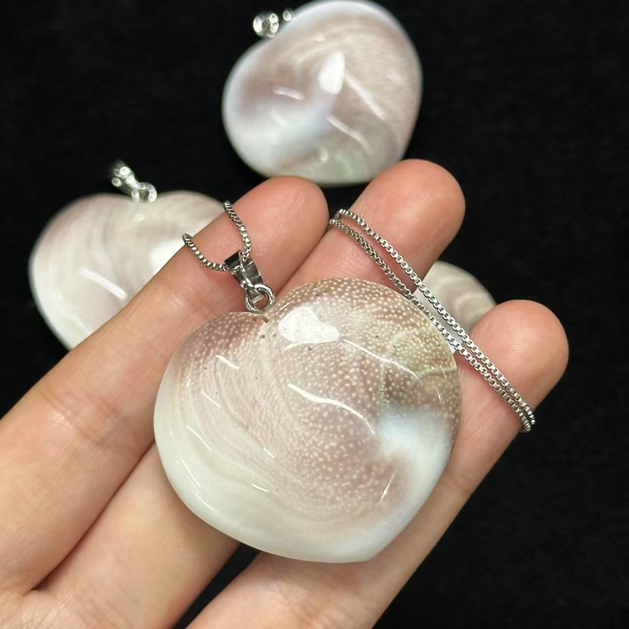 丽哥推荐 天然唐冠螺满天星爱心吊坠贝母赠S925链 LG2772