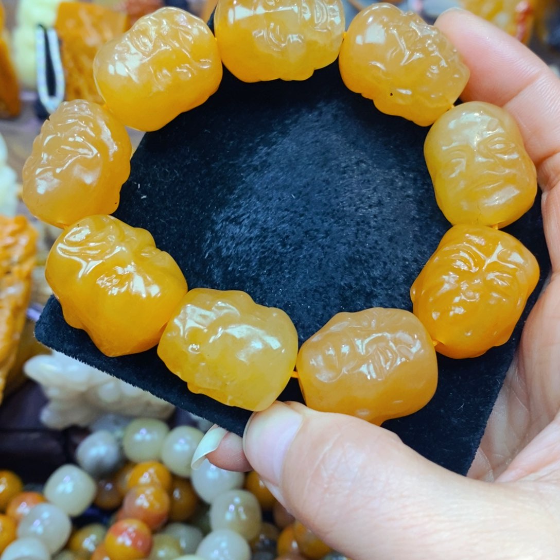 未镶嵌石英质玉（黄龙玉）颈饰