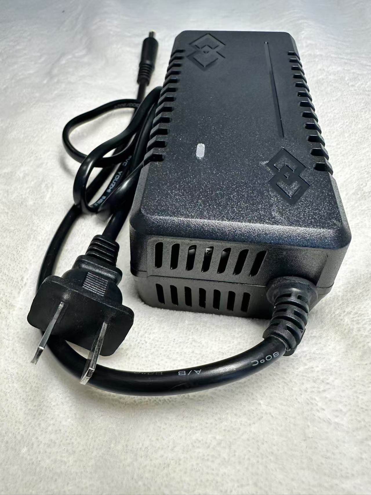 户外多功能锂电池专用充电器锂电池充电器过充保护充满即停