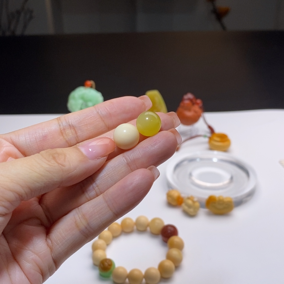 小***福石英质玉（缅黄）未镶嵌颈饰